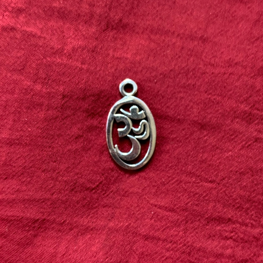 Om pendant